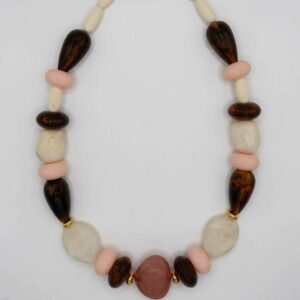 Collier Albine en perles de résine rose, marron et crème avec attaches dorées