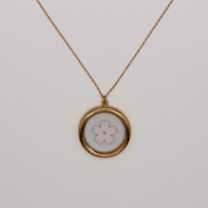 Collier Arles doré avec pendentif rond et fleur de cerisier blanc nacré incrustée