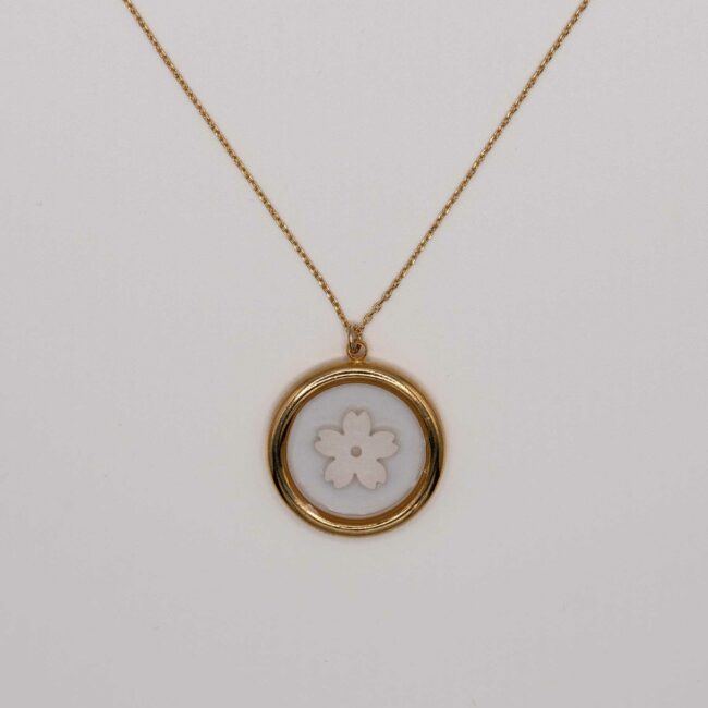 Collier Arles doré avec pendentif rond et fleur de cerisier blanc nacré incrustée