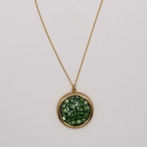 Collier Èze Vert avec grand médaillon doré en résine et éclats de verre vert