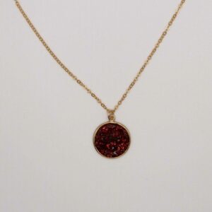 Collier Paris Rubis avec médaillon doré en résine et éclats de verre rouge