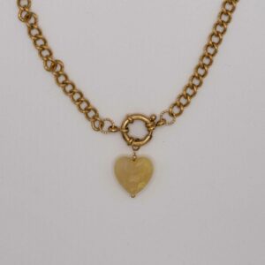 Collier Tilly Jaune avec chaîne dorée et pendentif cœur en résine jaune marbré