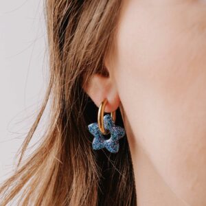 créoles Maui Irisia avec fleur bleue scintillante en résine, bijou artisanal Atelier R.