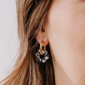 créoles fleurs Yport en acétate tacheté noir et doré, boucles d’oreilles artisanales faites main en France
