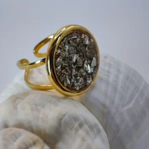 Bague Sonora argent avec éclats métallisés incrustés dans un cabochon rond et monture dorée ajustable – création Atelier R.
