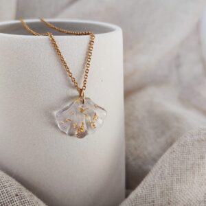 Collier Shell Beach avec pendentif coquillage transparent et éclats dorés sur chaîne fine
