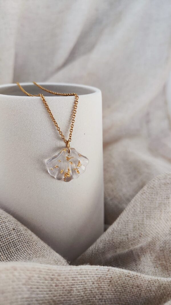 Collier Shell Beach avec pendentif coquillage transparent et éclats dorés sur chaîne fine