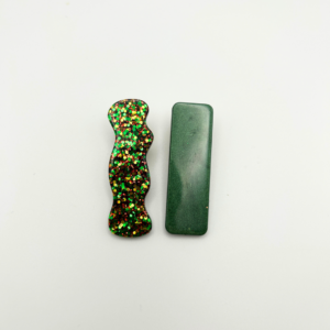 Duo de petites barrettes en résine vert sauge et vert pailleté aux reflets lumineux