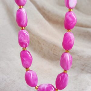 Collier Malibu fuchsia avec grosses perles roses éclatantes et détails dorés élégant
