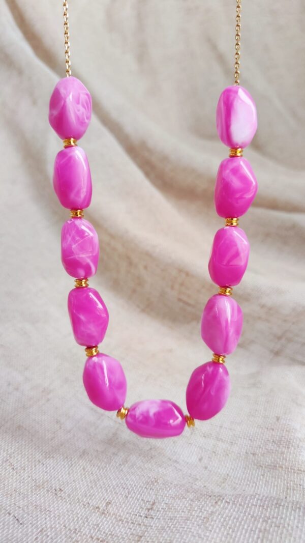 Collier Malibu fuchsia avec grosses perles roses éclatantes et détails dorés élégant