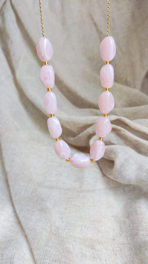 Collier Malibu rose avec grosses perles pastel et détails dorés élégant et féminin