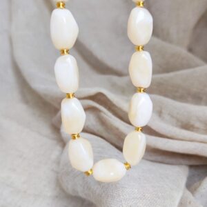 Collier Malibu vanille avec grosses perles beige clair et détails dorés élégant et lumineux