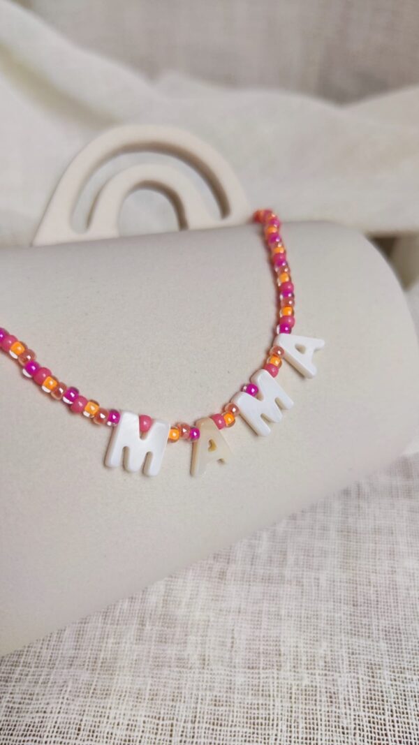 Collier MAMA Pop avec perles roses et orange en Miyuki et lettres en nacre formant mama