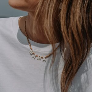 Collier MAMA Sand avec perles dorées et champagne en Miyuki et lettres en nacre formant mama