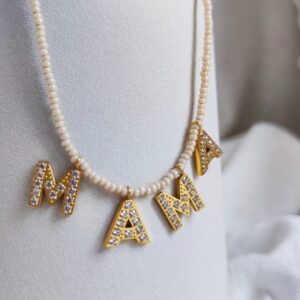Collier MAMA Shine avec perles blanches et lettres dorées serties de zirconium formant mama
