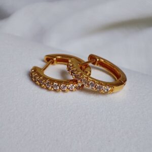 Boucles d'oreilles Cannes créoles dorées fines avec oxydes de zirconium lumineux sertis sur anneau élégant