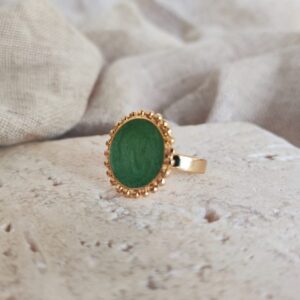 Bague Albany dorée à l'or fin avec cabochon vert menthe et contour perlé.