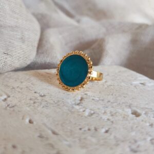 Bague Albany dorée à l'or fin avec cabochon turquoise rond et contour perlé.