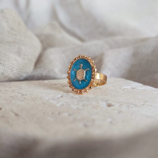 Bague Tortue dorée à l'or fin avec cabochon turquoise et tortue en relief.