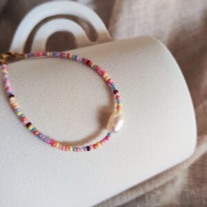 Bracelet Bonifacio composé de perles de rocaille pastel et d'une véritable perle d'eau douce centrale.
