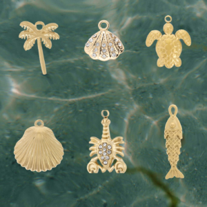 Charms dorés en acier inoxydable à fixer sur un collier personnalisable, disponibles en plusieurs modèles.