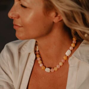 Collier Altea en calcite jaune, perles roses marbrées et trois véritables perles d'eau douce naturelles.