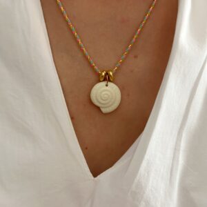 Collier Deìa avec cordon tressé multicolore et pendentif coquillage écru en résine.