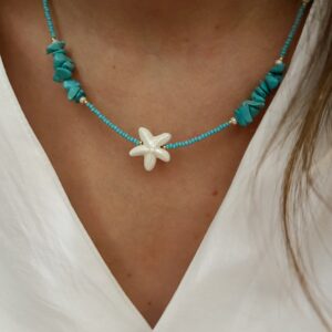 Collier Nerja avec perles turquoise et étoile de mer en céramique blanc irisé.
