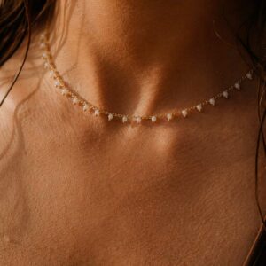 Collier Parga en maille dorée avec perles de rocailles blanches porté en accumulation avec les colliers Syros et Sifnos.