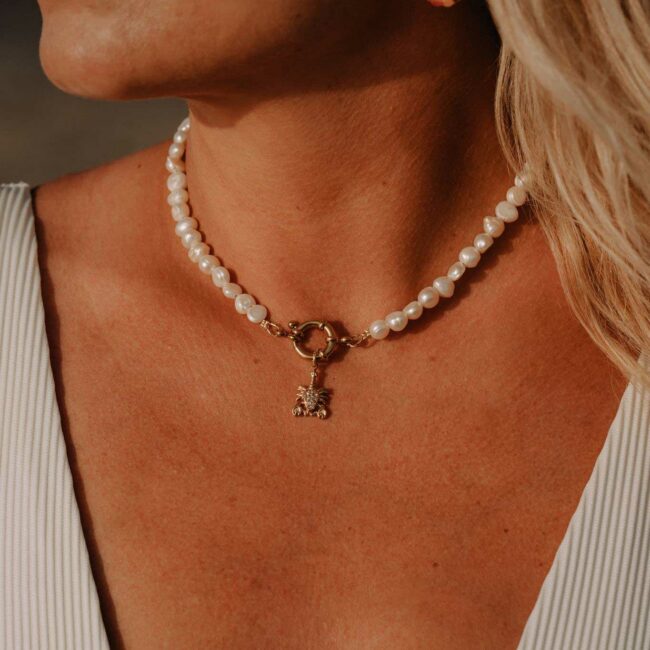 Collier Positano en véritables perles d'eau douce avec fermoir bouée doré et pendentif personnalisable.