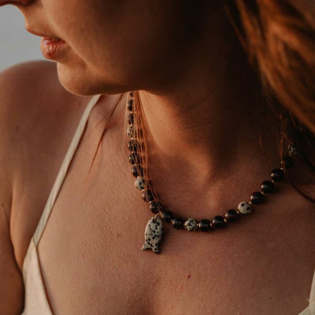 Collier Symi en jaspe dalmatien et grenat avec pendentif poisson en pierre naturelle jaspe dalmatien.