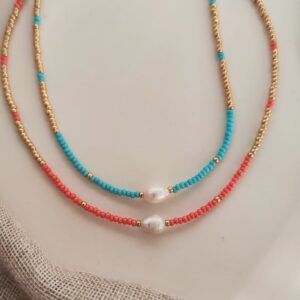 Collier Tropéa en perles de rocaille avec perle d'eau douce, disponible en turquoise ou corail.