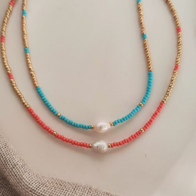 Collier Tropéa en perles de rocaille avec perle d'eau douce, disponible en turquoise ou corail.