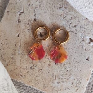 Boucles d'oreilles Bali Corail avec créoles dorées et pendentif coquillage aux nuances corail