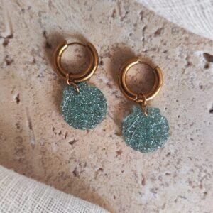 Boucles d'oreilles Bali Turquoise avec créoles dorées et coquillage turquoise pailleté