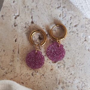 Boucles d'oreilles Bali Fuchsia avec créoles dorées et coquillage rose pailleté
