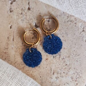 Boucles d'oreilles Bali Marine avec créoles dorées et coquillage bleu marine pailleté