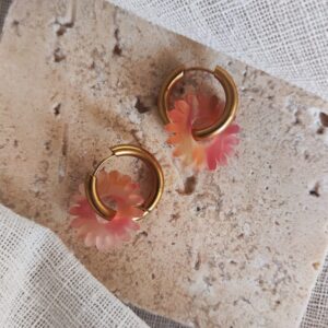 Créoles Milos dorées avec fleur marguerite en acétate corail.