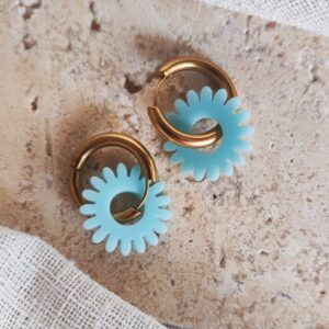 Créoles Milos dorées avec fleur marguerite turquoise en acétate.
