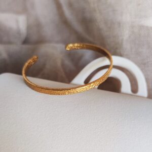 Bracelet Jonc Porquerolles martelé en acier inoxydable doré au design fin et réglable.