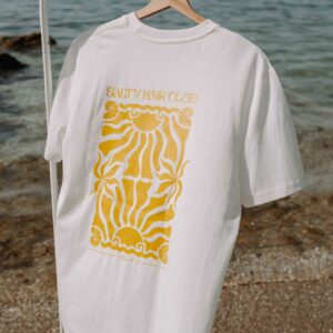 T-shirt blanc cassé Salty Hair Club avec illustration jaune safran au dos et coupe oversize en coton