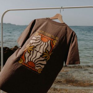 T-shirt marron Salty Hair Club avec illustration exclusive multicolore au dos et coupe oversize en coton
