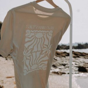 T-shirt sable Salty Hair Club avec illustration crème au dos et coupe oversize en coton