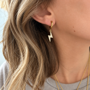 Mono boucle éclair dorée Hao portée à l’oreille Atelier R