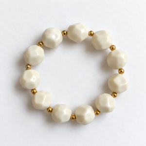 Bracelet Arue en perles écrues facettées et dorées Atelier R