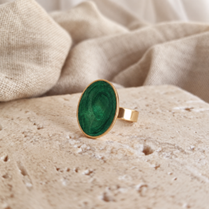 Bague kaki dorée Mahina en résine Atelier R