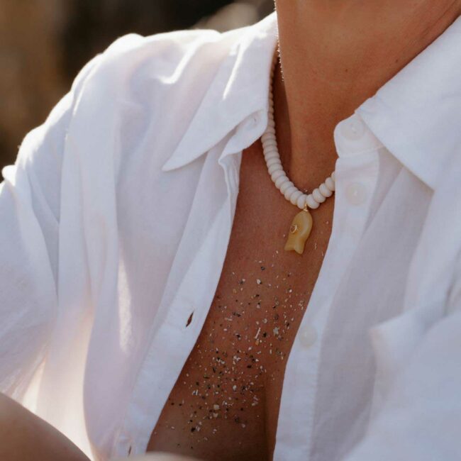 Collier Maupiti en perles nude avec pendentif poisson jaune Atelier R