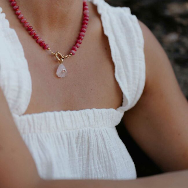 Collier Moorea Rose en jade fuchsia et pendentif coquillage Atelier R