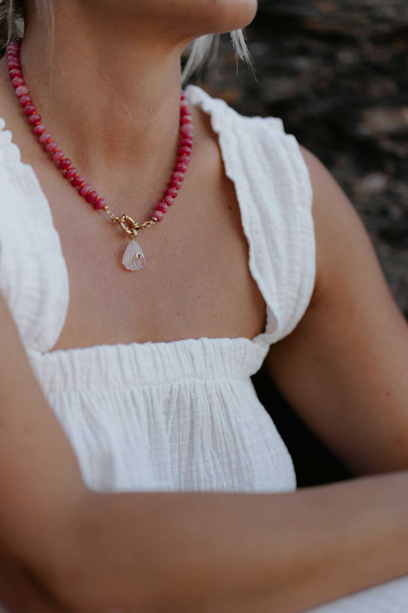 Collier Moorea Rose en jade fuchsia et pendentif coquillage Atelier R