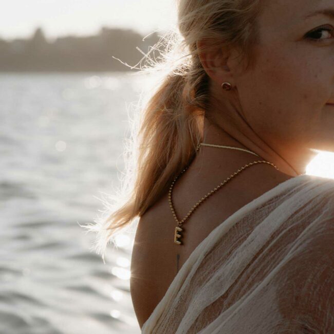 Collier Papeete personnalisé avec lettre dorée effet ballon Atelier R
